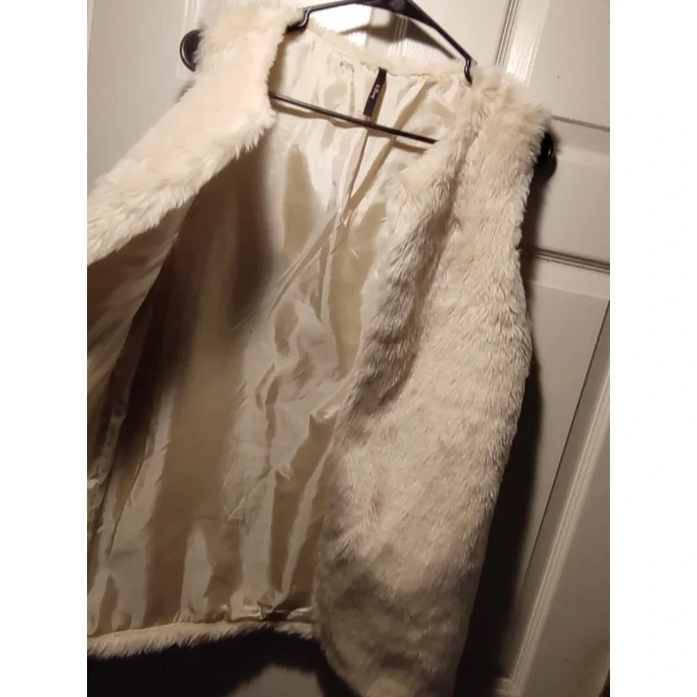 B-Sharp Womens Faux Fur Vest LARGE Round‎ Neckline Barbiecore H54